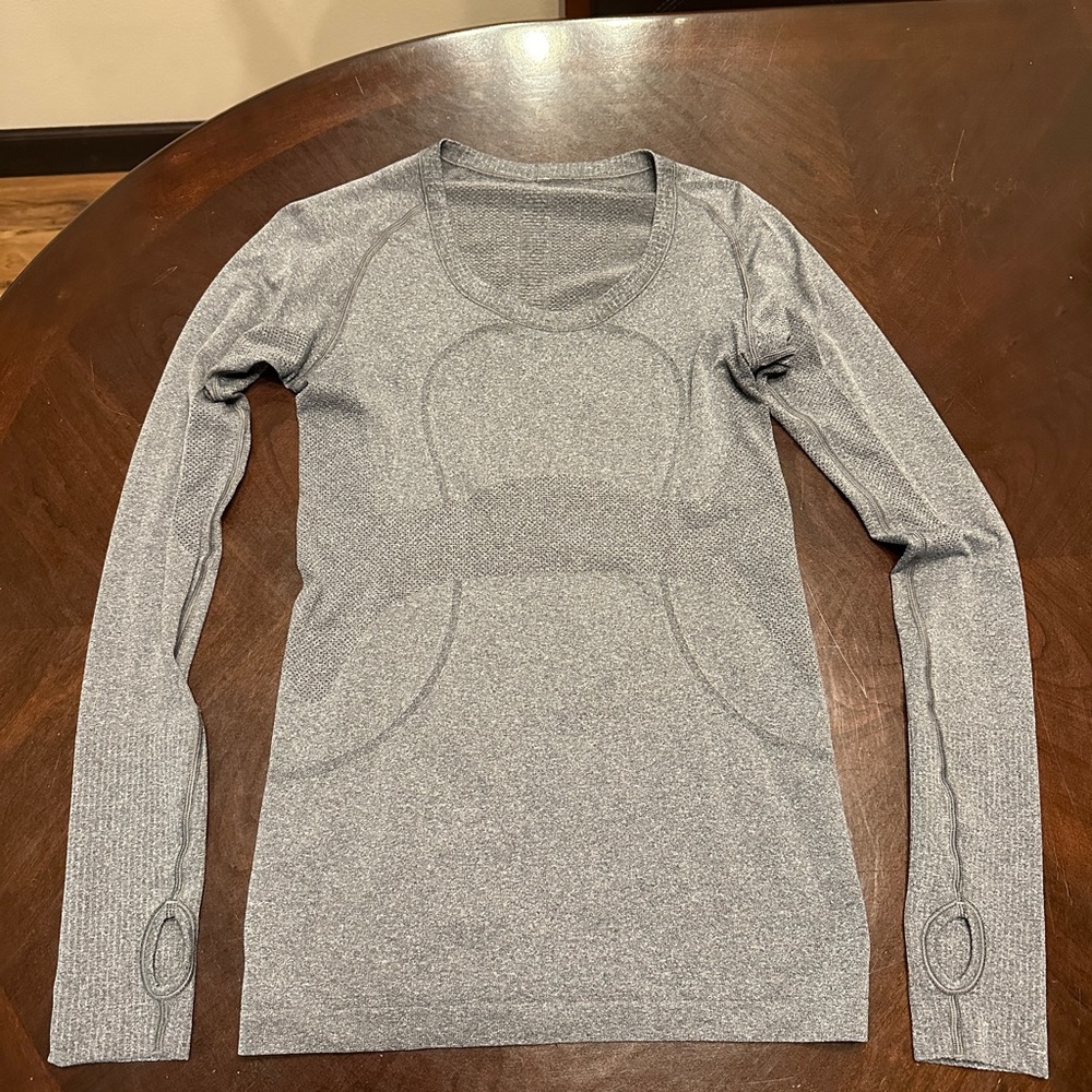 Lululemon swiftly tech long sleeve. *wider neck* size 6